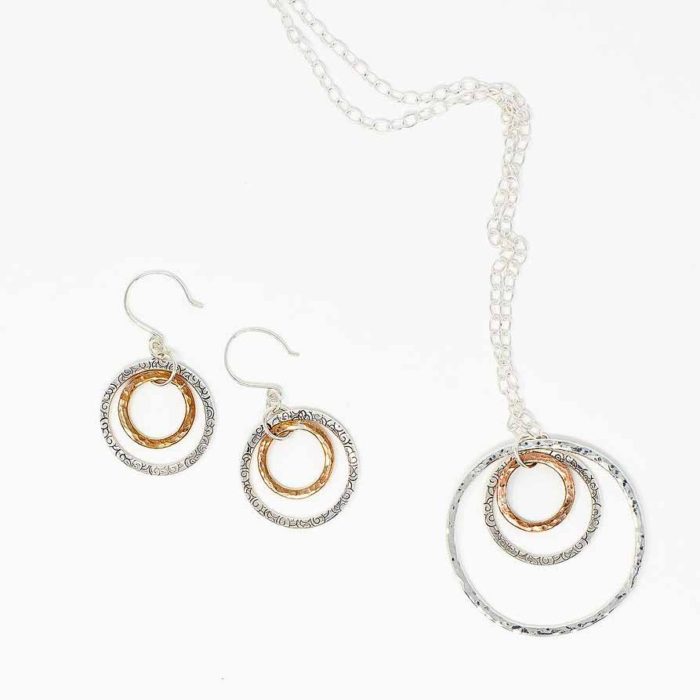 Long necklace with three circles in silver and copper
