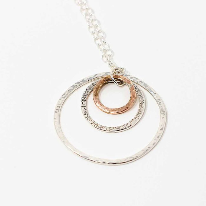 Long necklace with three circles in silver and copper